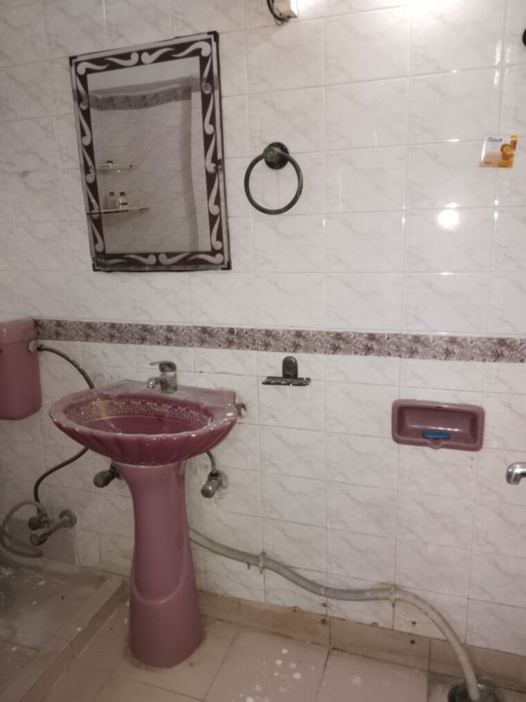 Bathroom, sarita vihar 2 Bedroom 1250 Sq.Ft. Apartment In Sarita Vihar Delhi 10686818