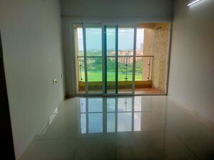 Room in 2 BHK Apartment at Rustomjee Urbania Azziano, Thane West – for Rent
