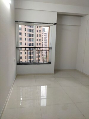 Room in 2 BHK Apartment at Rustomjee Urbania Azziano, Thane West – for Rent