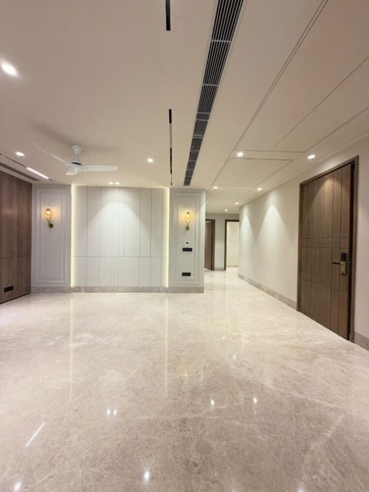 Room, ashok vihar 4 Bedroom 300 Sq.Yd. Builder Floor In Ashok Vihar Delhi 10686982