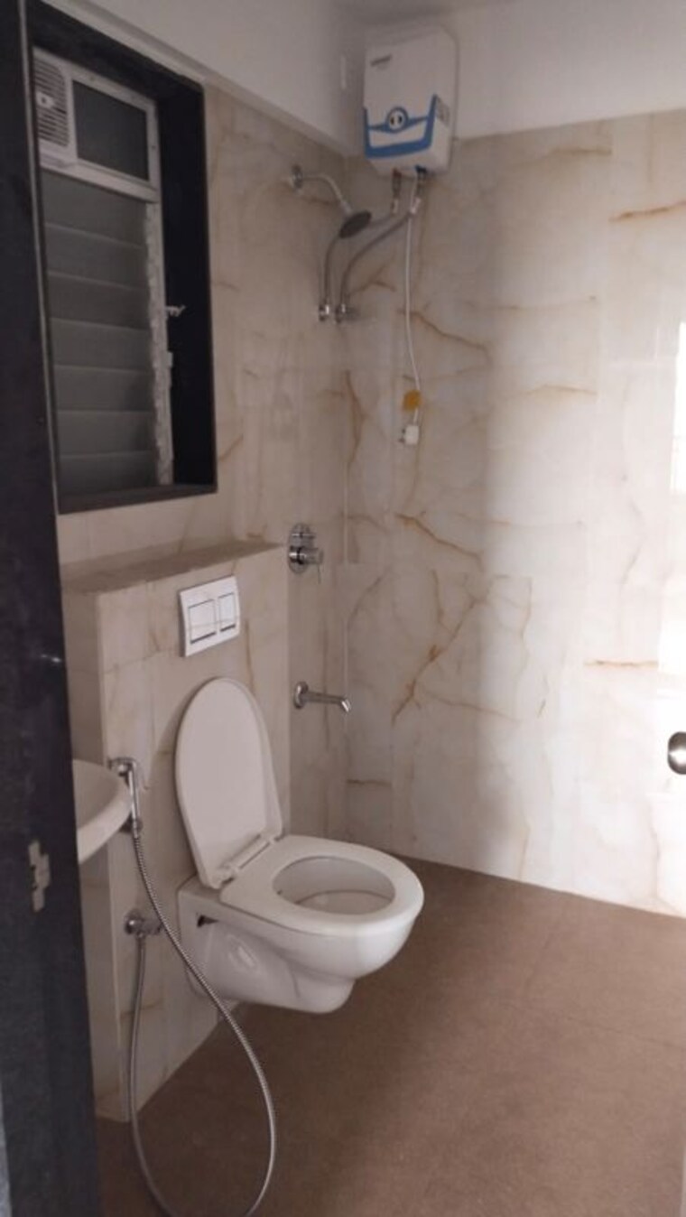 Bathroom, naidu colony 1.5 Bedroom 518 Sq.Ft. Apartment In Naidu Colony Mumbai 10687043
