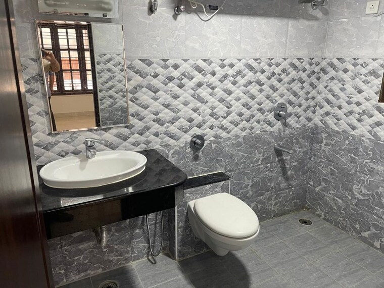 Bathroom, frazer town 3 Bedroom 1600 Sq.Ft. Builder Floor In Frazer Town Bangalore 10687086