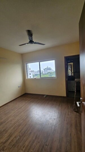 Room in 2.5 BHK Apartment at One OAK Natura, Sushant Golf City – for Rent