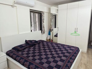 Bedroom in 2 BHK Apartment at Shilpa Apartment Santacruz West, Santacruz West – for Rent