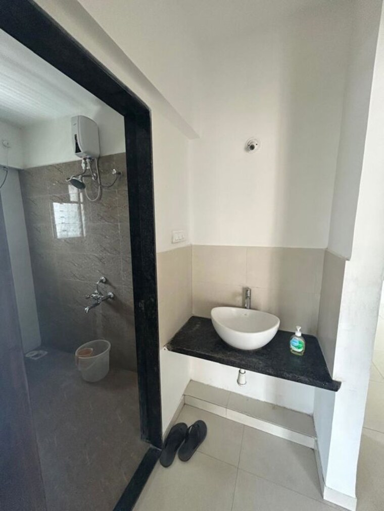 Bathroom, belvalkar-mitrangan 3 Bedroom 1250 Sq.Ft. Apartment In Baner Pune 10687149