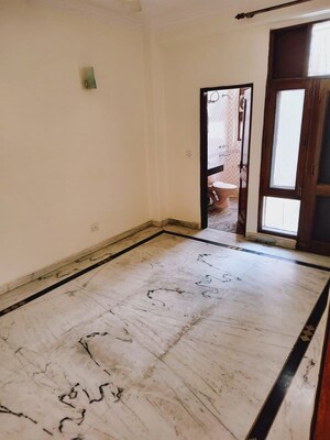 Bedroom in 3 BHK Builder Floor at Dlf Phase ii – for Sale