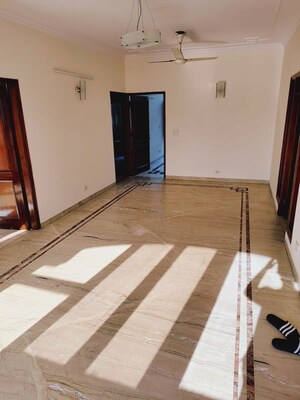 Bedroom in 3 BHK Builder Floor at Dlf Phase ii – for Sale
