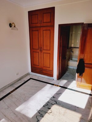 Room in 3 BHK Builder Floor at Dlf Phase ii – for Sale