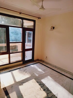 Room in 3 BHK Builder Floor at Dlf Phase ii – for Sale