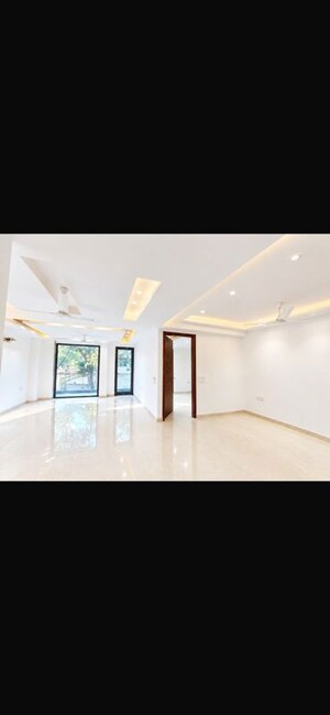 Room in 3 BHK Builder Floor at Dlf Phase I – for Sale