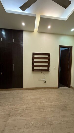 Room in 4 BHK Apartment at DLF The Crest, Sector 54 – for Rent