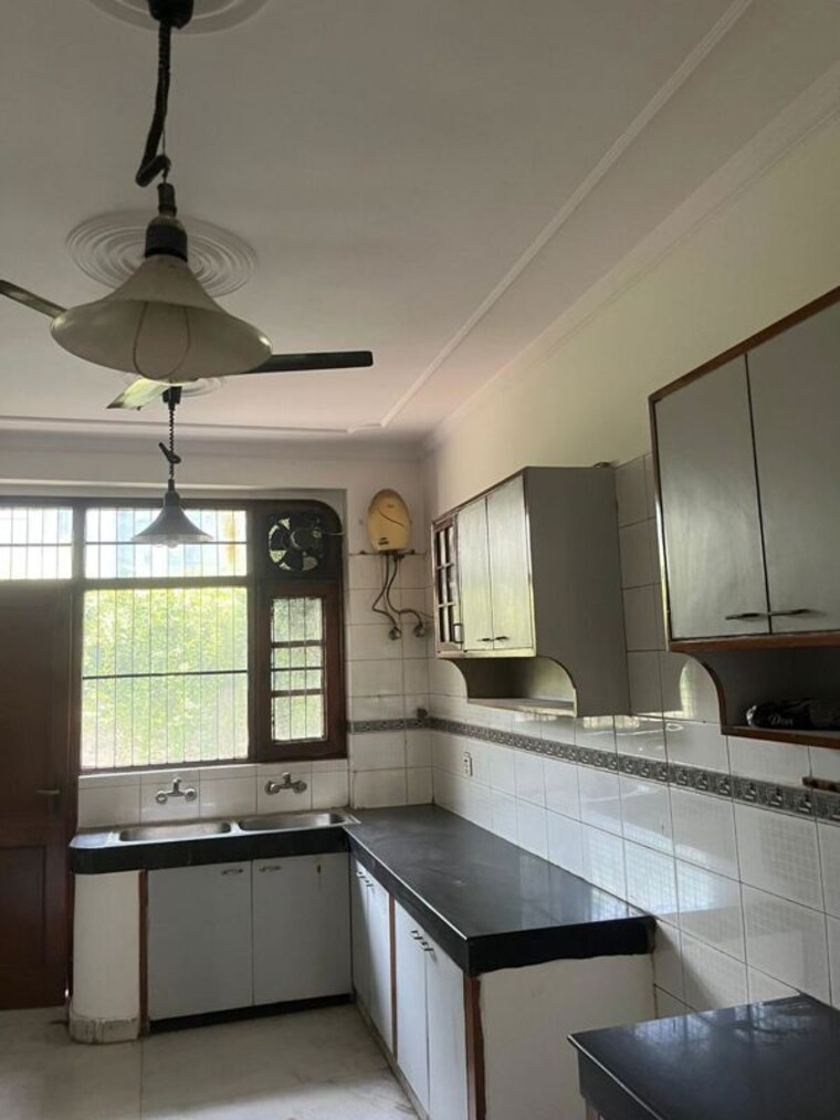 Kitchen, dlf phase ii 3 Bedroom 280 Sq.Yd. Builder Floor In Dlf Phase ii Gurgaon 10687191