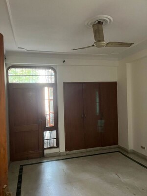 Room in 3 BHK Builder Floor at Dlf Phase ii – for Rent