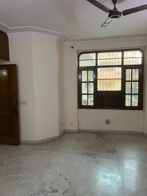 Room in 3 BHK Builder Floor at Dlf Phase ii – for Rent