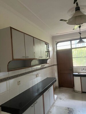 Kitchen in 3 BHK Builder Floor at Dlf Phase ii – for Rent