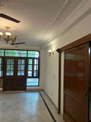 Room in 3 BHK Builder Floor at Dlf Phase ii – for Rent