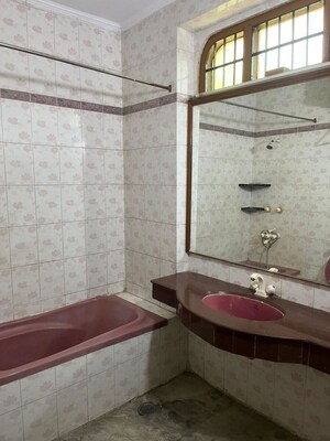 Balcony in 3 BHK Builder Floor at Dlf Phase ii – for Rent