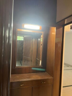 Furnished Amenities in 3 BHK Builder Floor at Dlf Phase ii – for Rent