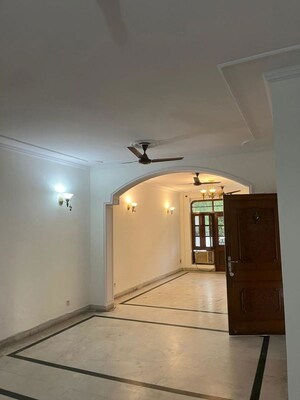 Building Lobby in 3 BHK Builder Floor at Dlf Phase ii – for Rent