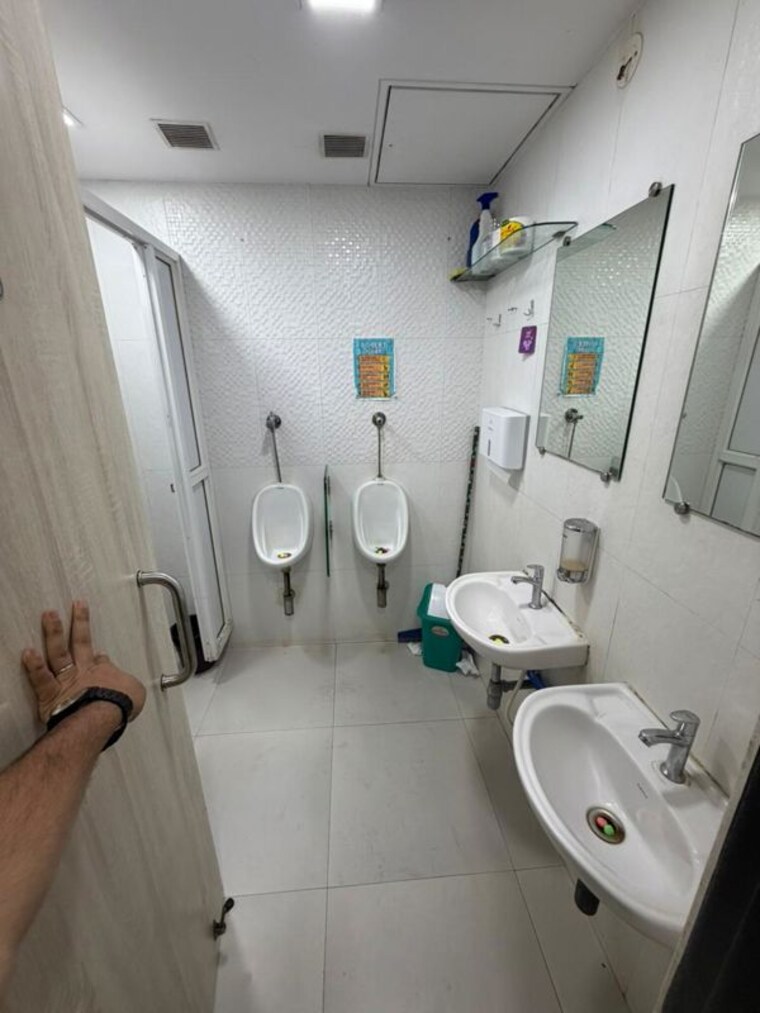 Bathroom, goregaon east Commercial Office Space 2900 Sq.Ft. In Goregaon East Mumbai 10687333