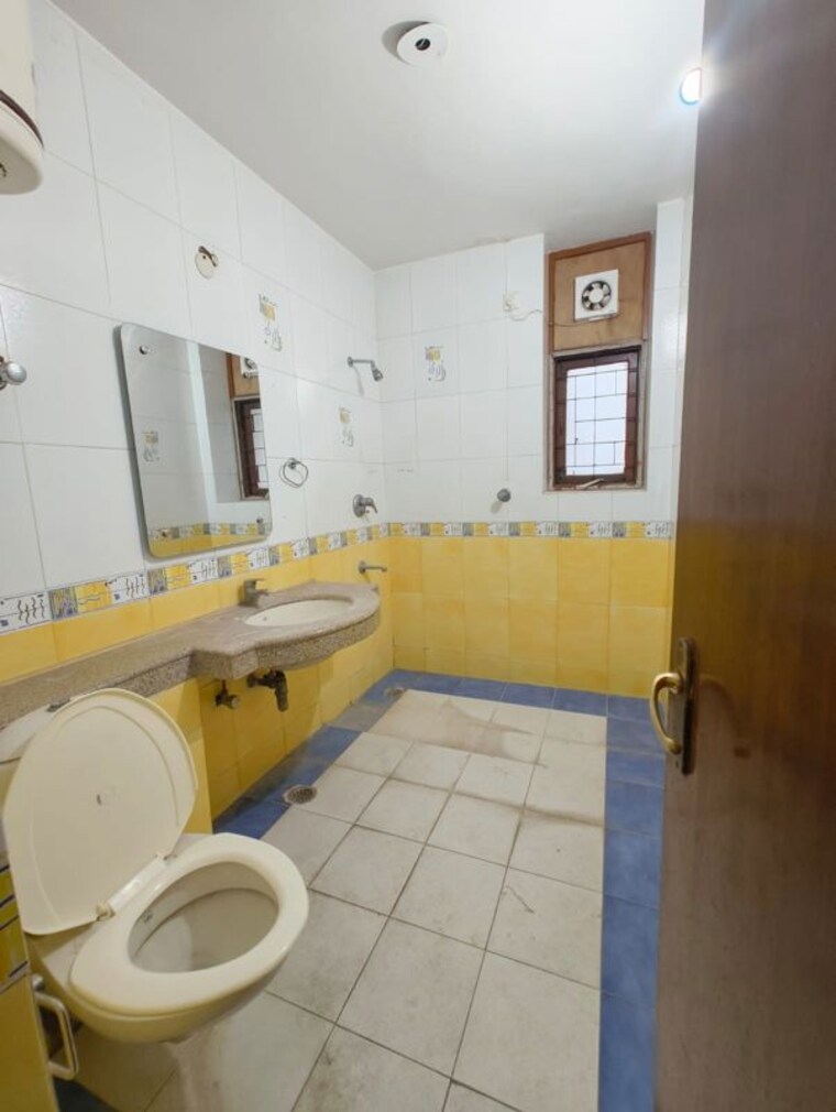 Bathroom, cghs-progressive-apartments 3 Bedroom 1100 Sq.Ft. Apartment In Sector 55 Gurgaon 10687408