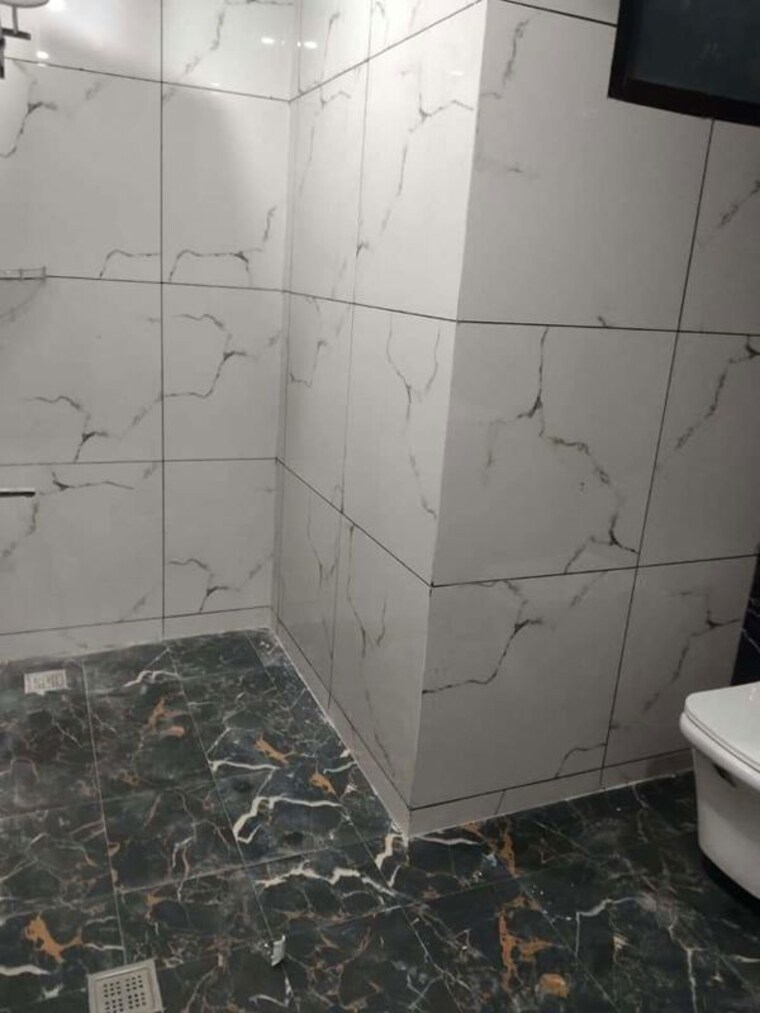 Bathroom, sushant lok i 3 Bedroom 1935 Sq.Ft. Builder Floor In Sushant Lok I Gurgaon 10687413