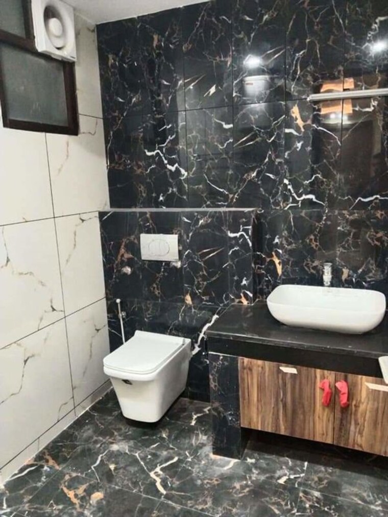 Attached Bathroom, sushant lok i 3 Bedroom 1935 Sq.Ft. Builder Floor In Sushant Lok I Gurgaon 10687413