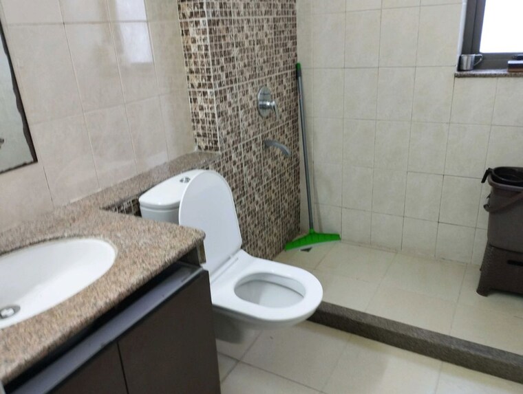 Bathroom, sector 23 3 Bedroom 1550 Sq.Ft. Builder Floor In Sector 23 Gurgaon 10687489