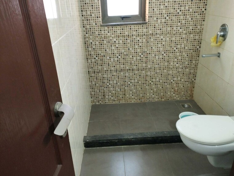 Bathroom, sector 23 3 Bedroom 1550 Sq.Ft. Builder Floor In Sector 23 Gurgaon 10687489
