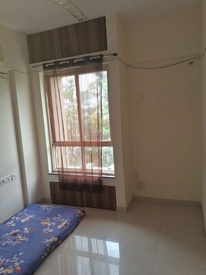 Room in 2 BHK Apartment at Nyati Evita, Dhanori – for Rent