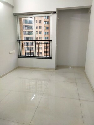 Room in 2 BHK Apartment at Rustomjee Urbania Astraea, Majiwada – for Rent
