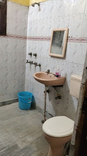 Bathroom in 1 BHK Builder Floor at Spring Field, Sector 31 – for Rent