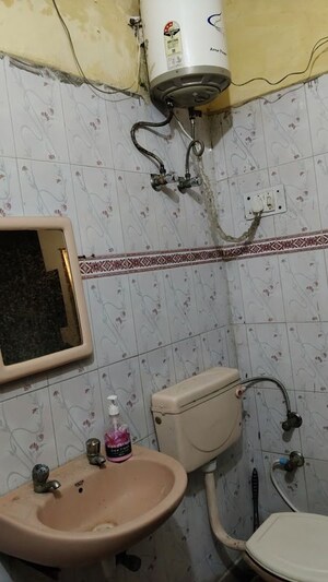 Bathroom in 1 BHK Builder Floor at Spring Field, Sector 31 – for Rent