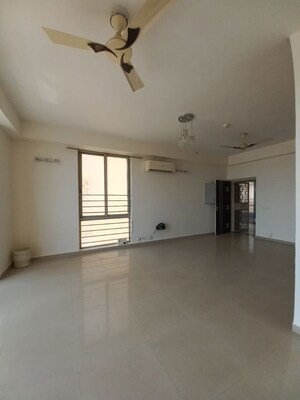Room in 2 BHK Apartment at Pioneer Park Phase 1, Sector 61 – for Rent