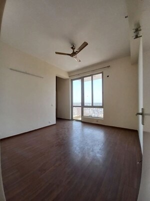 Room in 2.5 BHK Apartment at Pioneer Park Phase 1, Sector 61 – for Rent