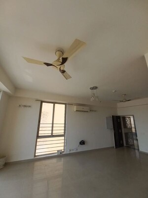Room in 2.5 BHK Apartment at Pioneer Park Phase 1, Sector 61 – for Rent