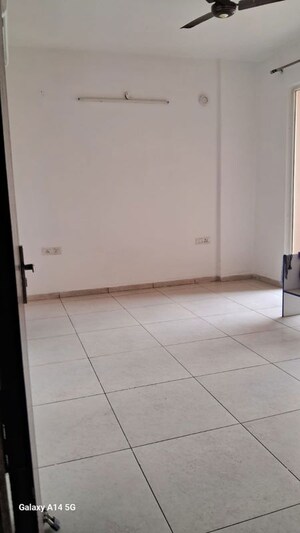 Room in 3 BHK Apartment at Motiaz Royal Citi, Ambala Highway – for Rent