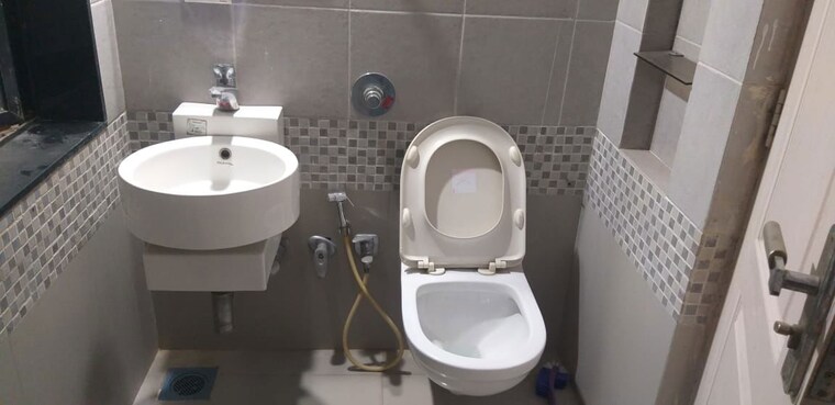 Bathroom, satellite-tower 3 Bedroom 1850 Sq.Ft. Apartment In Goregaon East Mumbai 10687587