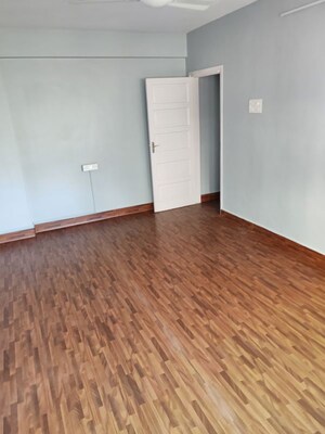 Room in 1 BHK Apartment at Manju Mahal Apartment, Pali Hill – for Rent