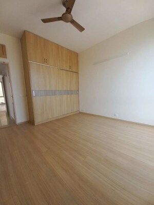 Room in 3.5 BHK Apartment at Pioneer Park Phase 1, Sector 61 – for Rent