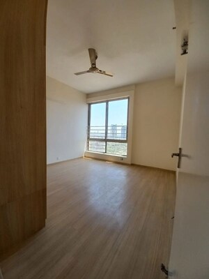 Room in 4 BHK Apartment at Pioneer Park Phase 1, Sector 61 – for Rent