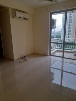 Room in 4 BHK Apartment at Pioneer Park Phase 1, Sector 61 – for Rent