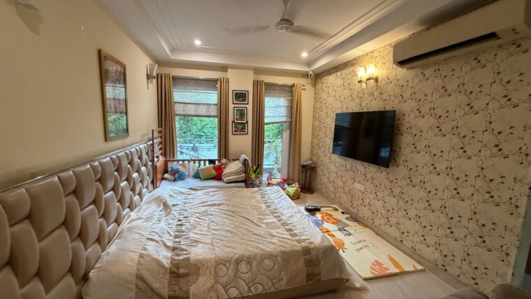 Bedroom, greater kailash ii 3 Bedroom 250 Sq.Yd. Builder Floor In Greater Kailash ii Delhi 10687664
