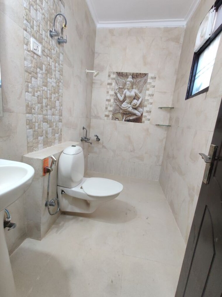 Bathroom, green fields colony 3 Bedroom 270 Sq.Yd. Builder Floor In Green Fields Colony Faridabad 10687704