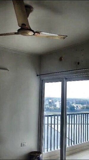 Room in 2 BHK Apartment at Gaur Yamuna City 16th Park View, Gaur Yamuna City – for Sale