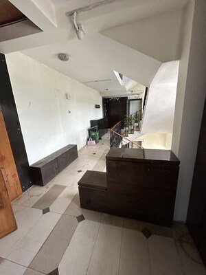 Team Area in 3 BHK Apartment at Arshie Complex, Versova – for Rent