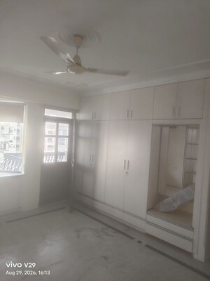 Building Lobby in 4 BHK Apartment at DLF Trinity Towers, Dlf Phase V – for Rent