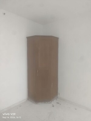 Room in 3 BHK Apartment at DLF The Belvedere Park, Sector 24 – for Rent