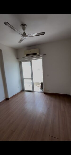 Room in 3.5 BHK Apartment at BPTP The Resort, Sector 75 – for Rent