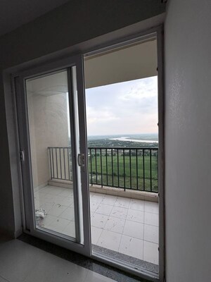 Room in 2 BHK Apartment at Tata Eureka Park, Sector 150 – for Rent